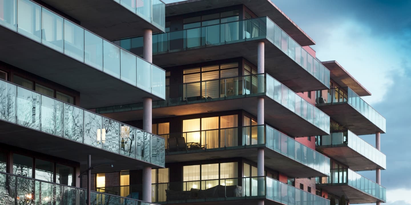 Business manager using software developed in React